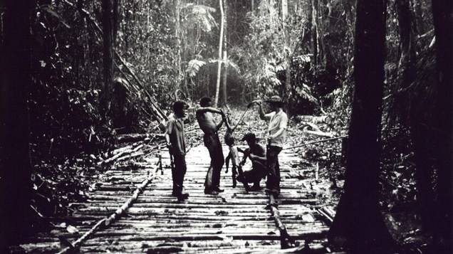 Expedicionários capturam caça na selva