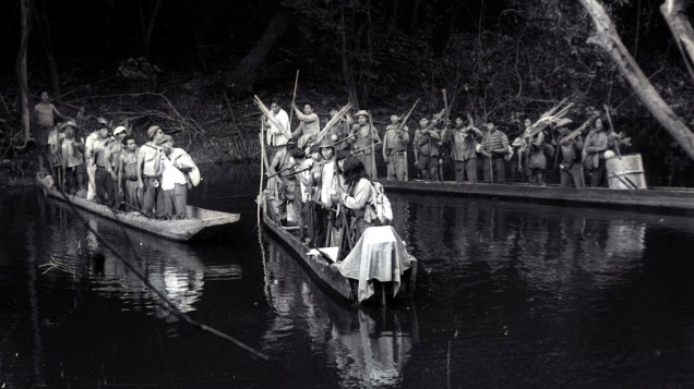 Irmãos Villas Bôas (na canoa à esquerda) e os índios xinguanos durante expedição
