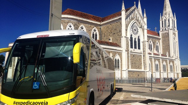  Na foto ônibus da VEJA com a Catedral de Petrolina ao fundo