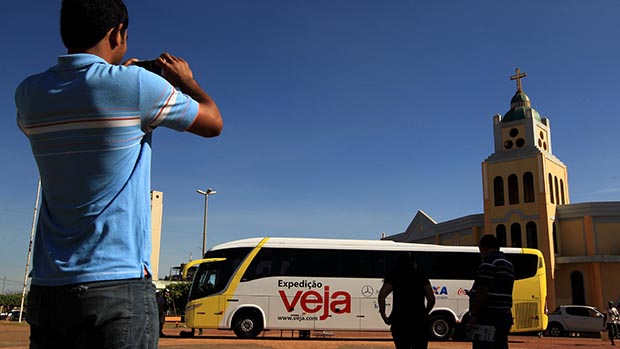 Expedição Veja estaciona ônibus na praça Sérgio Alvim Mota, no centro de Luís Eduardo Magalhães (BA)