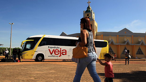 Expedição Veja estaciona ônibus na praça Sérgio Alvim Mota, no centro de Luís Eduardo Magalhães (BA)