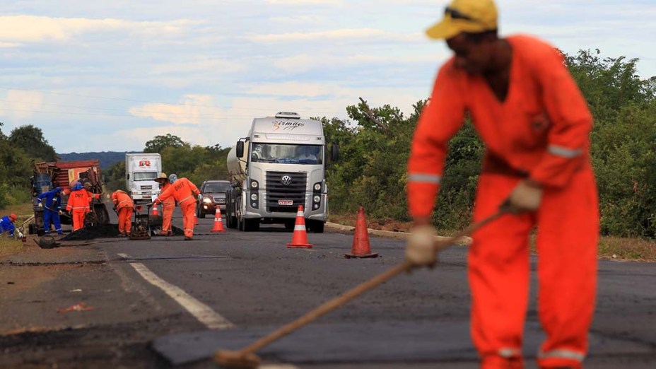 Obras de manutenção da BR-230, no Piauí