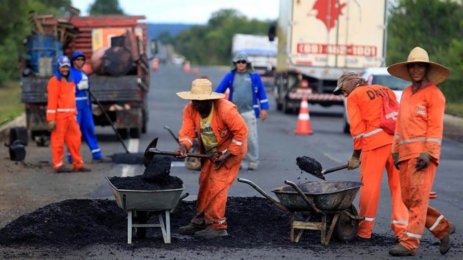 Obras de manutenção da BR-230, no Piauí