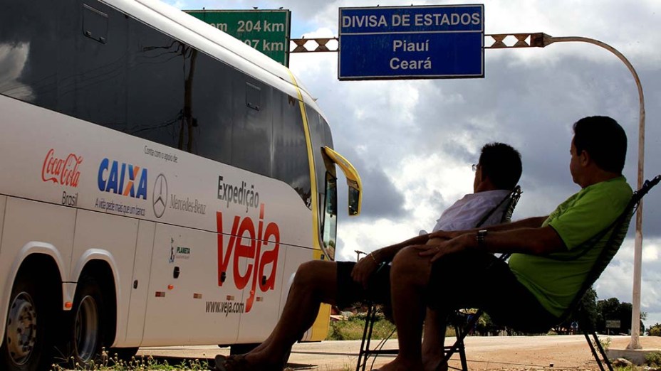 Ônibus da Expedição VEJA atravessa a divisa do Piauí com o Ceará