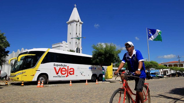 Ônibus da expedição para na praça da Matriz em São Gonçalo do Amarante (CE)