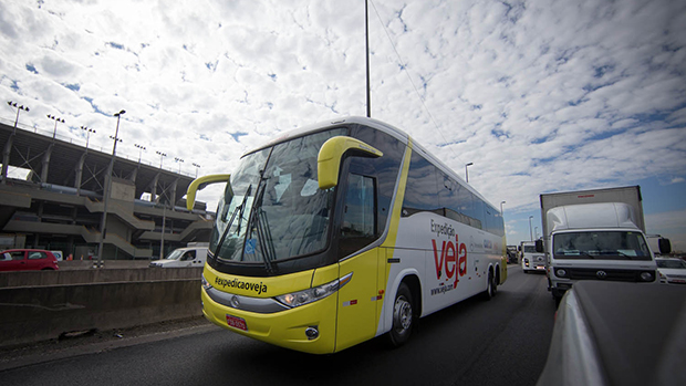 Ônibus da Expedição VEJA na marginal Pinheiros, em São Paulo