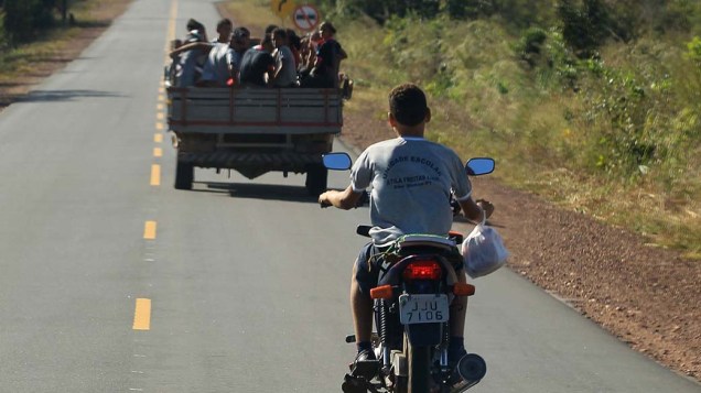 Imprudência: menor de idade sem capacete e estudantes em pau-de-arara, no Piauí