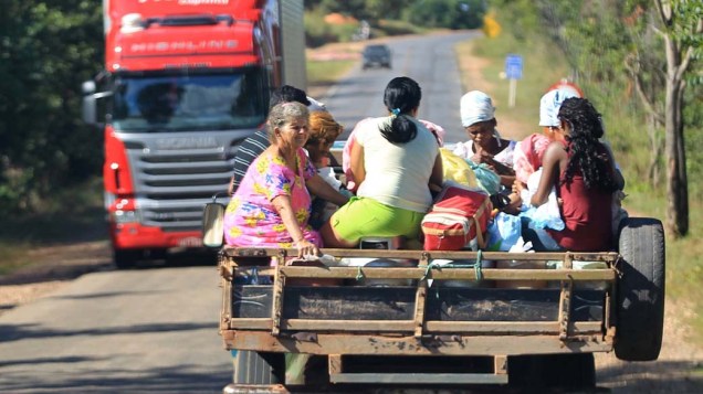 Família viaja em pau-de-arara perto de Cristino Castro (PI)