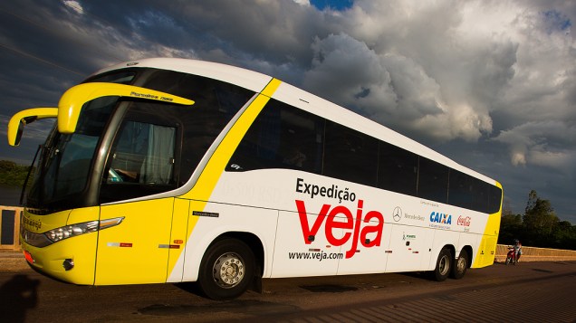 Expedição Veja. Na foto o ônibus da expedição Veja passa na ponte sobre Rio Coxim no Mato Grosso do Sul