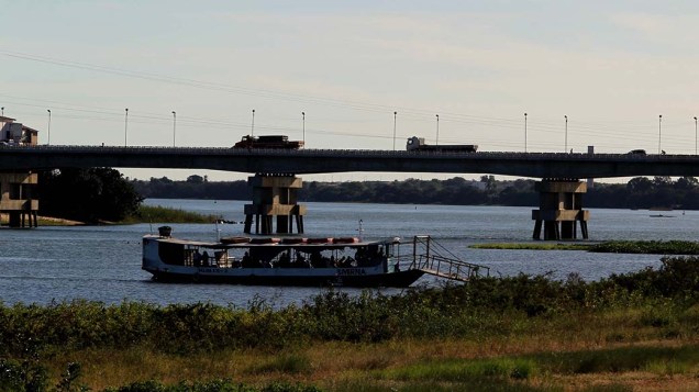 Balsa no rio São Francisco transporta passageiros de Petrolina (PE) a Juazeiro (BA)