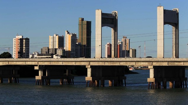 Ponte Presidente Dutra, sobre o rio São Francisco, liga Petrolina (PE) a Juazeiro (BA)