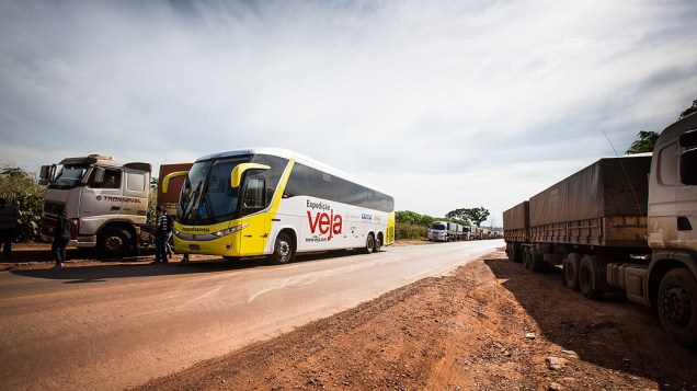 Expedição Veja. Na foto caminhões esperando para descarregar adubo, na BR 164 próximo de Rondonópolis (MT)