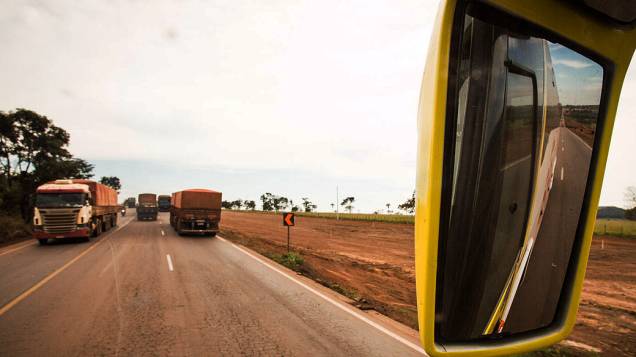 Expedição Veja. Caminhões na BR 164 próximo de Rondonópolis (MT)