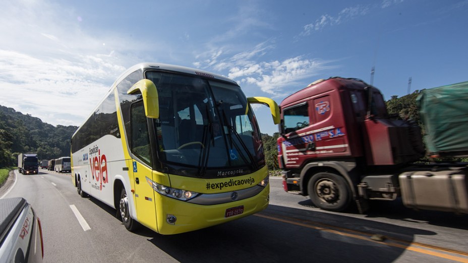 Ônibus da Expedição Veja passa pela Serra do Cafezal, trecho mais perigoso da Regis Bittencourt