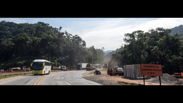 Ônibus da Expedição Veja passa pela Serra do Cafezal, trecho mais perigoso da Regis Bittencourt