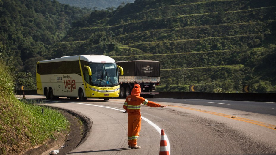 Ônibus da Expedição Veja passa pela Serra do Cafezal, trecho mais perigoso da Regis Bittencourt