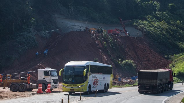 Ônibus da Expedição Veja passa pela Serra do Cafezal, trecho mais perigoso da Regis Bittencour