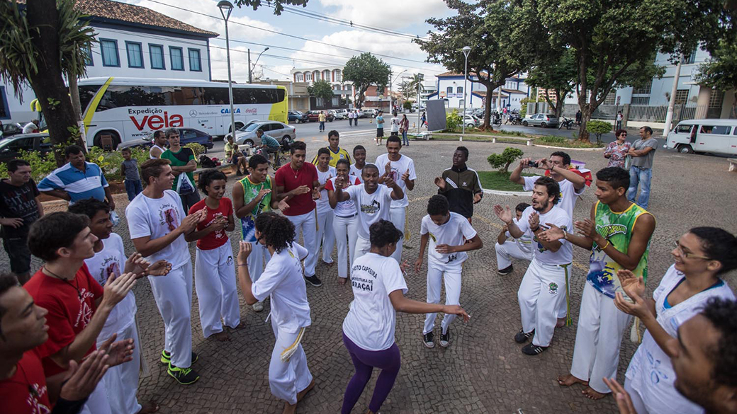 Roda de capoeira na Praça Tiradentes, em Sete Lagoas (MG)