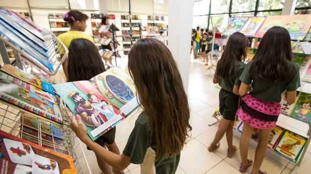 Alunos de Escolas Municipais, durante visita a Biblioteca Municipal de Três Lagoas (MS)
