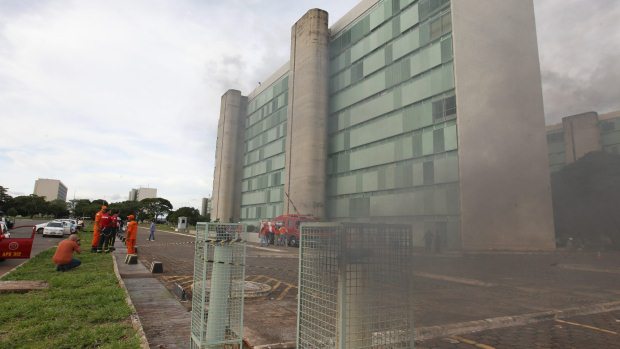 Explosão no subsolo do Ministério do Esporte matou um funcionário da Companhia Energética de Brasília e deixou outro ferido