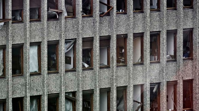 Janelas quebradas de um edifício do governo após a explosão em Oslo, Noruega