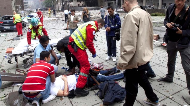 Membros da equipe de resgate socorrem um ferido após a explosão em Oslo, Noruega