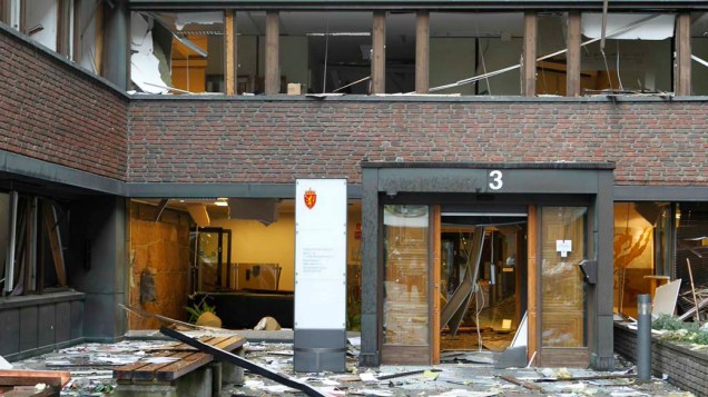 Entrada de um prédio do governo após a explosão em Oslo, Noruega