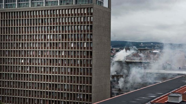Fumaça em prédio após a explosão em Oslo, Noruega