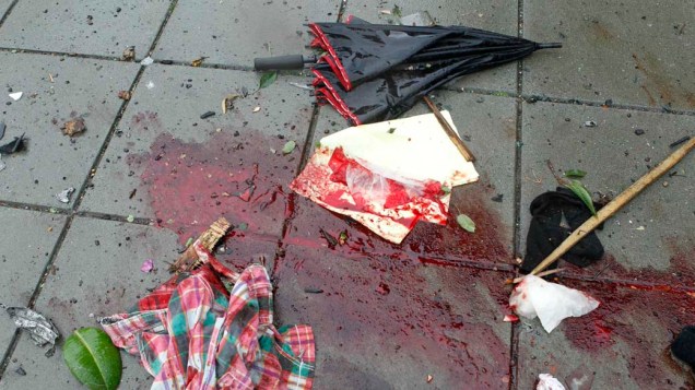Mancha de sangue em calçada após a explosão em Oslo, Noruega