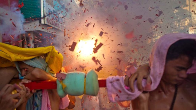 Fogos de artifício explodem durante procissão do Festival Vegetariano em Phuket, na Tailândia
