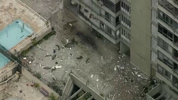 Forte explosão destruiu apartamentos residenciais em São Conrado, no Rio de Janeiro, e espalhou destroços pelo prédio