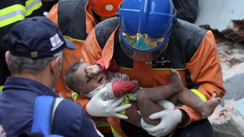 Bombeiros retiram criança de 1 ano do meio dos escombros de uma casa na Vila Brasilândia, em São Paulo