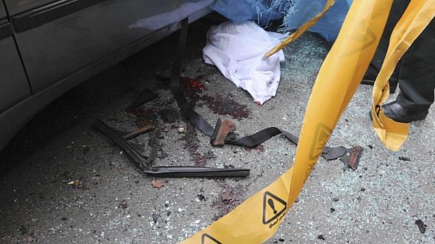Manchas de sangue ao lado do carro de Mustafa Ahmadi Roshan, que sofreu uma explosão