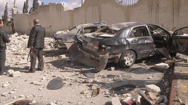 Explosões de dois carros-bomba espalharam morte e destruição em Aleppo