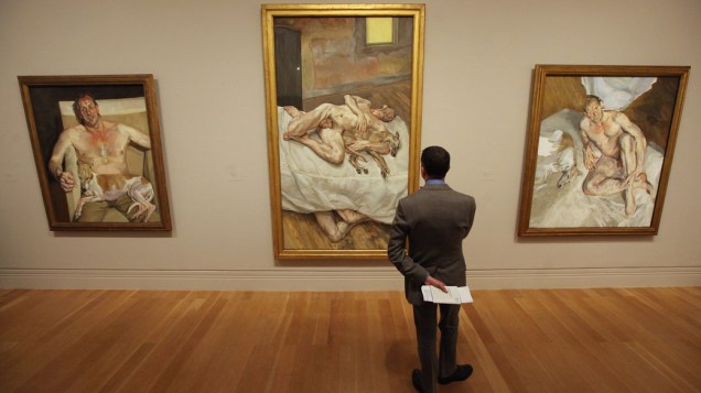 Homem visita exposição do artista Lucian Freud no National Portrait Gallery em Londres