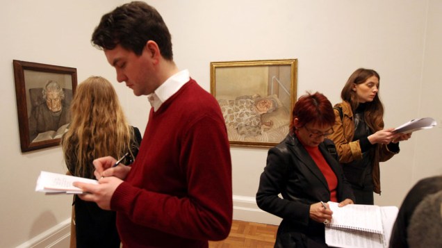 Público visita a exposição Retratos de Lucian Freud no National Portrait Gallery em Londres