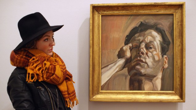 Mulher observa o obra "Mans Head", autorretrato de Lucian Freud em exposição na National Portrait Gallery em Londres