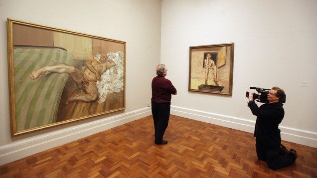 Público visita a exposição de Lucian Freud no National Portrait Gallery em Londres