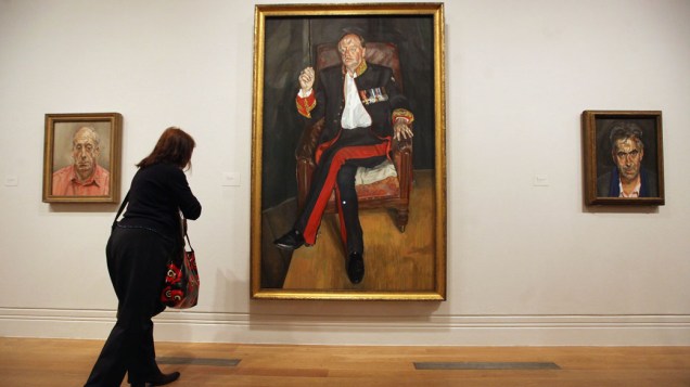 Mulher observa a obra "The Brigadier" do artista Lucian Freud