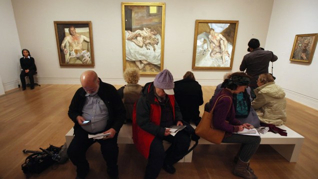 Jornalistas acompanham a exposição Retratos de Lucian Freud na National Portrait Gallery em Londres