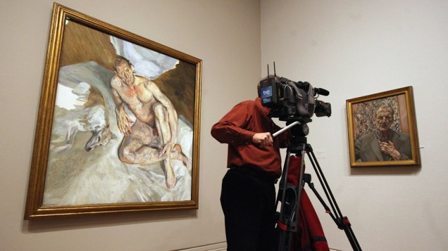 Imprensa e público acompanham a exposição que reúne 130 obras do artista Lucian Freud em Londres