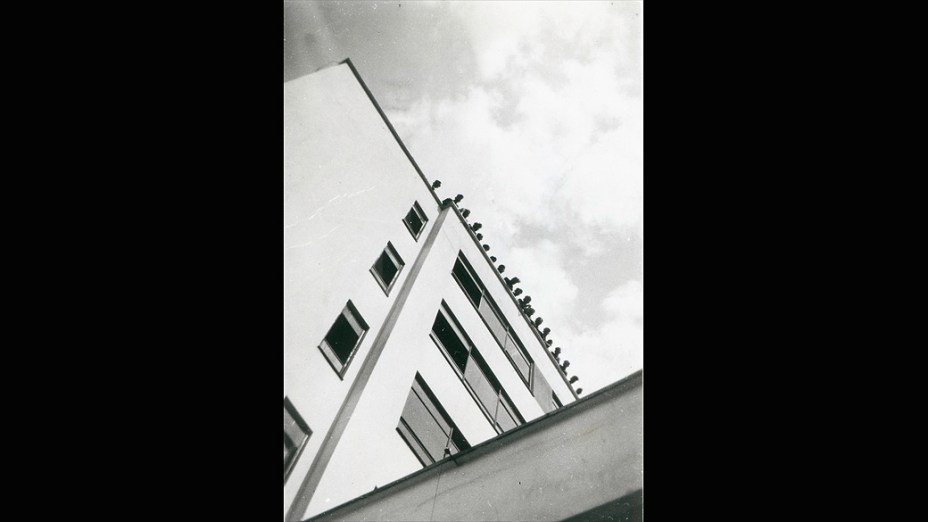 Bauhaus Dessau: casa ateliê com alunos no telhado