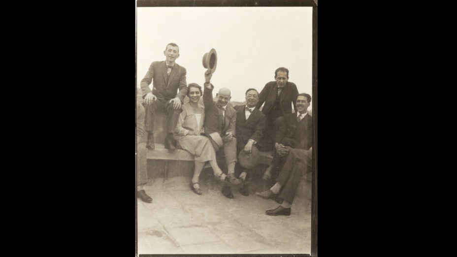 Mestres da Bauhaus no telhado da escola em Dessau (Marcel Breuer, Gunta Stölzl, Oskar Schlemmer, Wassily Kandinsky, Walter Gropius, Herbert Bayer)