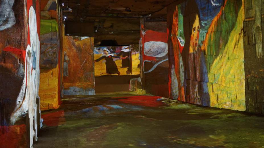 Projeção da exposição Carrières de Lumières de obras de Gauguin feitas durante o período que o artista passou em Pont Aven