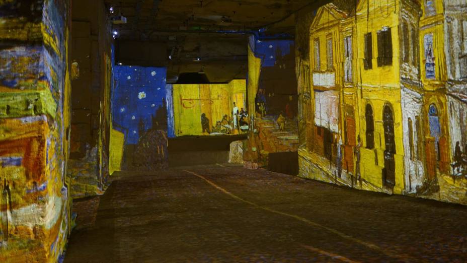 Instalação audiovisual com projeções de pinturas de Paul Gauguin e Vincent van Gogh em Baux-de-Provence, França