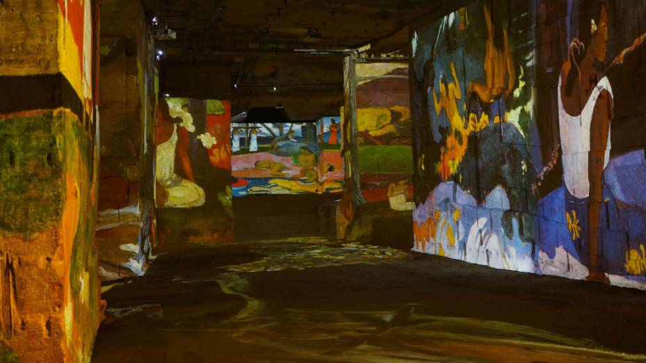 Instalação audiovisual com projeções de pinturas de Paul Gauguin e Vincent van Gogh em Baux-de-Provence, França