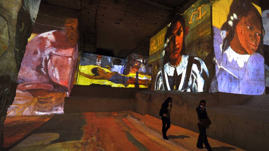Projeção da exposição Carrières de Lumières de obras de Gauguin feitas durante o período que o artista passou no Taiti