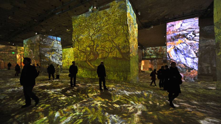 Projeção da exposição Carrières de Lumières de obras de Van Gogh feitas durante o período que o artista passou em Saint Rémy