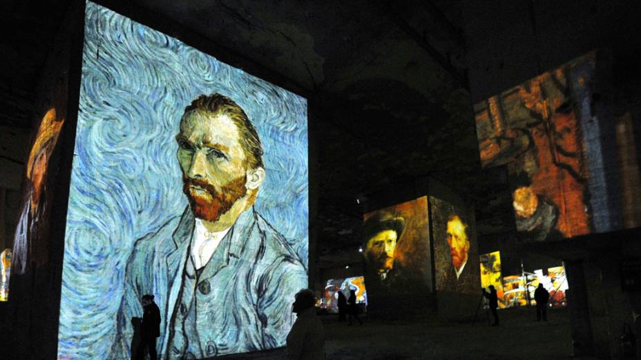 Projeção da exposição Carrières de Lumières de auto-retrato de Van Gogh