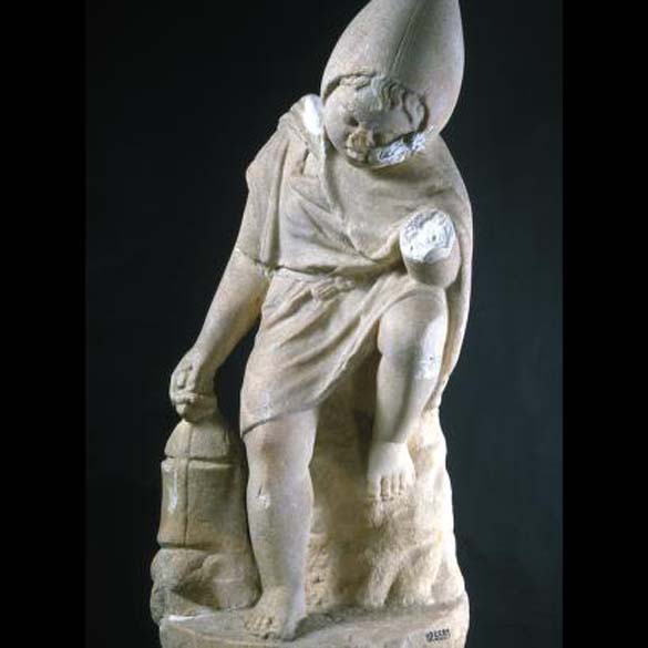 A estátua retrata um pequeno escravo com uma lamparina na mão, à espera do dono para iluminar seu caminho até a casa. De acordo com as leis romanas, todos os homens de posse eram obrigados a ter escravos para cuidar dos serviços domésticos
